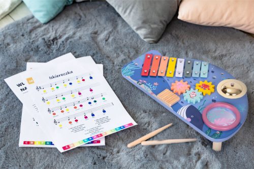 Hangszerasztal xilofonnal cintányérral tamburinnal és shakerrel tengeri témájú